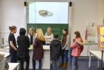 Gute Laune vor altem Knochen: im Biologie-Raum