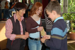 Frau Mund-Berger mit Mentoren und Schuelern. Im Hintergrund das Orchester unter der Leitung von Dr. Helmut Bartel