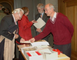 Timm Kaiser unterstützte Heinrich Schütz bei der Präsentation. Aufnahmen, die er von den Steinhausenfresken erstellt hat, können in dem Steinhausenkalender betrachtet werden. 